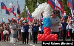 Мәскеу аннексиялаған Қырым түбегінде өткен шараға Ресей туын ұстап шыққан адамдар. Симферополь, 1 мамыр 2018 жыл.