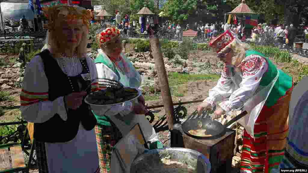 Белорусское национально-культурное общество предложило посетителям парка белорусское национальное блюдо &ndash; драники