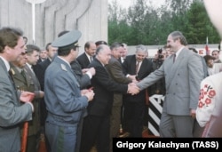 Цырымонія ліквідацыі мяжы паміж Беларусьсю і Расеяй. Расейскі прэм'ер Віктар Чарнамырдзін і прэзыдэнт Беларусі Аляксандар Лукашэнка, 26 траўня 1995