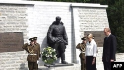 Теперь и памятник, и могилы находятся на новом месте