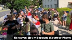 Беларусы перад амбасадай Беларусі ў Варшаве