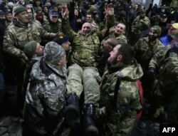 Байцы батальёна «Айдар» падкідаюць свайго камандзіра Сяргея Мельнічука пасьля таго, як стала вядома, што батальён ня будзе расфармаваны