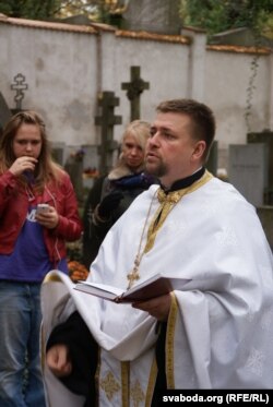 а. Андрэй Абламейка. Беларускія Дзяды ля магілаў прэзыдэнтаў БНР. Альшанскія могілкі ў Празе, фота Уладзімір Сакульскі