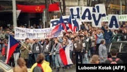 Участники Бархатной революции в Праге. 17 декабря 1989 года