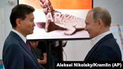 Кирсан Илюмжинов и Владимир Путин в резиденции российского президента "Бочаров Ручей", 21 июля 2017 года