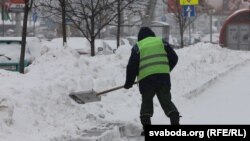 Архіўнае ілюстрацыйнае фота. Прыбіраньне сьнегу ў Менску