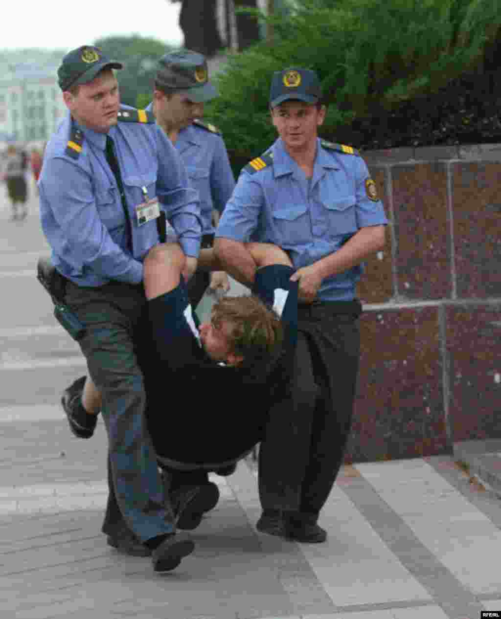 Плошча Незалежнасьці. Міколу Дземядзенку цягнулі ў міліцэйскую машыну на руках. - Плошча Незалежнасьці. Міколу Дземядзенку цягнулі ў міліцэйскую машыну на руках.