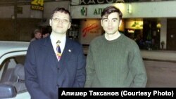 Алишер Таксанов (чапда) Пётр Каримов билан. 