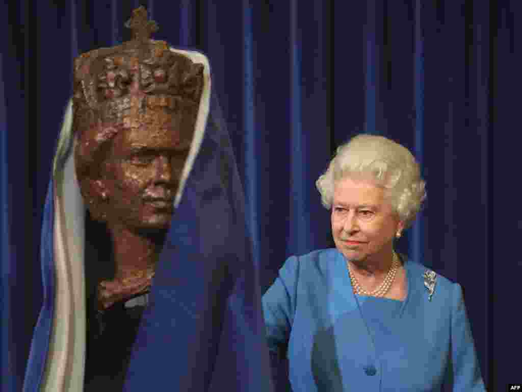 Queen Elizabeth II unveils a portrait bust by sculptor Oscar Nemon at the House of Lords in London in October 2009. Каралева Лізавета ІІ адкрывае свой партрэтны бюст працы мастака Оскара Нэмана ў Палаце лордаў у Лёндане ў кастрычніку 2009.