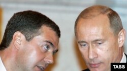 Russia -- Deputy Prime Minister Dmitry Medvedev (L) and President Vladimir Putin talk at a meeting of the Council for Implementation of National Projects in Kremlin, 07Mar2007