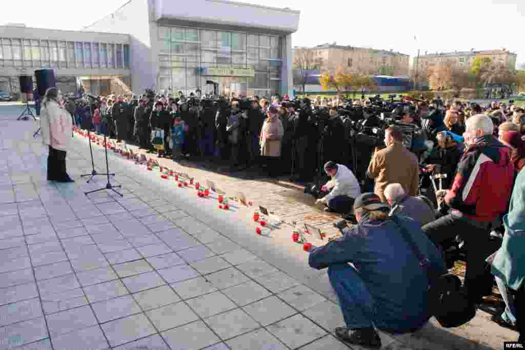 Несколько сот человек собрались 26 октября в Москве на площади перед зданием театрального центра на Дубровке почтить память погибших в результате теракта 6 лет назад.