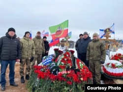 Выжившие военные из "Алги" у могилы Адриянова