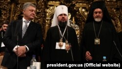 Президент Украины Петр Порошенко (слева), митрополит Епифаний (в центре) и представитель Вселенского патриарха Варфоломея митрополит Эммануил на Объединительном соборе, Киев, 15 декабря 2018 года