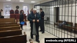 Фатаграфаваць падсуднага Мікалая Бельчука канваіры не дазваляюць нават у перапынку. Часам журналістам удаецца сфатаграфаваць залю з калідору