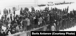 Несанкционированный митинг памяти Джона Леннона 21 декабря 1980 года на Ленинских горах в Москве. Фотография Бориса Антонова