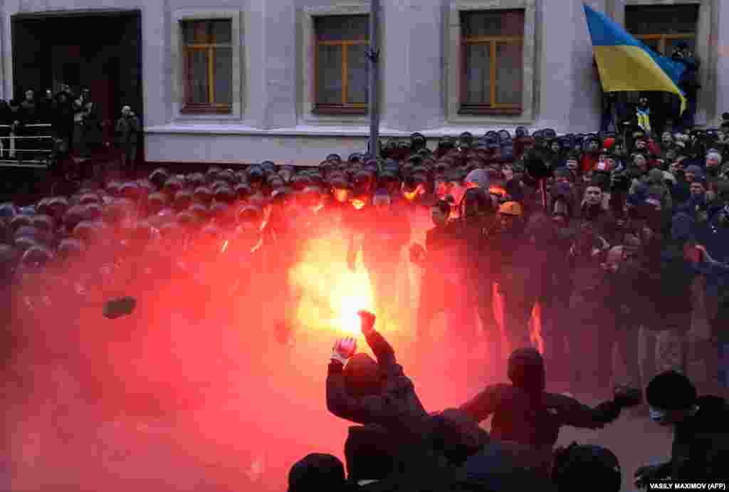 Сутыкненьні зь міліцыяй каля будынку адміністрацыі прэзыдэнта ў Кіеве 1 сьнежня.