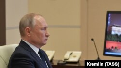 Владимир Путин тиббиёт ходимларига қўшимча ҳақ тўланиши тўғрисида кўрсатма берди. 