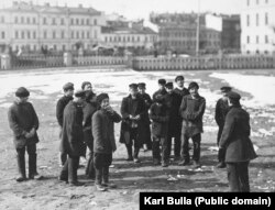 Оригинальная подпись под этой фотографией – "хулиганы". Один из воришек Санкт-Петербурга (в центре) заметил фотографа