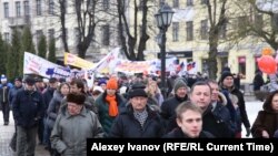 Падчас аднаго зь нядаўніх пратэстаў у Рызе супраць павелічэньня долі навучаньня на дзяржаўнай мове. Арганізатарам пратэстаў супраць гэтага выступаў «Расейскі саюз Латвіі». 10 сакавіка 2018 году