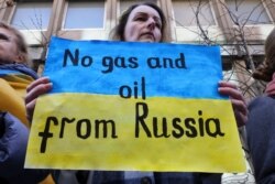 "Нет газу и нефти из России". Акция протеста против российского вторжения в Украину в Брюсселе, 10 марта 2022 года