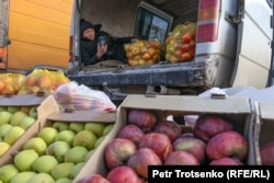 Масанчи ауылында жеміс сатып тұрған адам. Жамбыл облысы, 2 ақпан 2021 жыл.