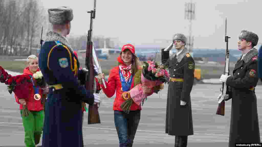 Дар’я Домрачава ідзе паўз ганаровую варту