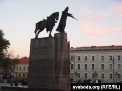 Помнік Гедыміну і наступным чатыром вялікім князям, імёны якіх на пастамэнце: Альгерду, Кейстуту, Ягайлу, Вітаўту