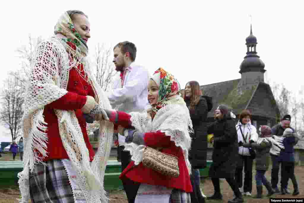 Беларусь, 28 ақпан: Минскідегі Масленица мерекесінде билеп жүрген адамдар. Сол күні Беларусьте оқып жүрген ирандық студенттен коронавирус табылды.&nbsp; &nbsp;