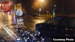 Ukraine - Car accident in Kyiv destroys memorial sign to Mikhail Zhyznieuski, 12Dec2016