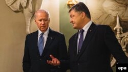 Вице-президент США Джозеф Байден и президент Украины Пётр Порошенко во время встречи в Киеве 7 декабря 