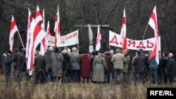 Акцыя КХП-БНФ каля крыжа ахвярам бальшавіцкага тэрору ў Лошыцы, архіўнае фота