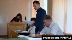 Адказчыкі ў судзе. У цэнтры — Раман Старавойтаў