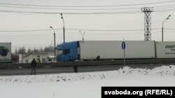 Памежнік у жоўтай камізэльцы. Сфатаграфаваць яго ўдалося толькі здалёк, твары здымаць забаронена