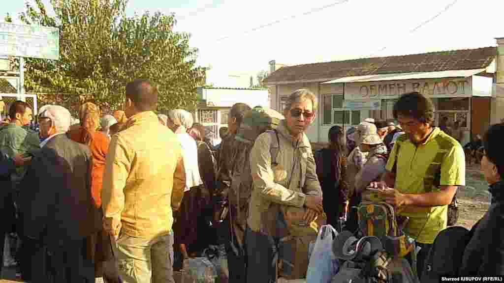 Uzbekistan / Kyrgyzstan - Dostuk border checkpoint