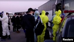 Koronavirus tarqagan Xitoydan yanvar oyida olib kelingan o‘zbek talabalari Toshkent aeroportida maxsus tibbiy guruh tomonidan qarshi olingan edi.