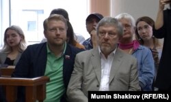 Григорий Явлинский и Николай Рыбаков в Московском городском суде по делу Валерия Костенка