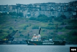 Судно активистов Arctic Sunrise в порту Мурманска