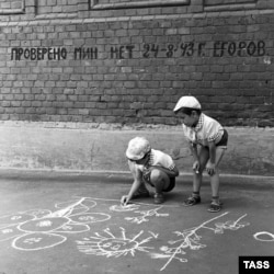 Сохранившаяся со времен войны надпись на стене одного из домов в Харькове, 1983 год