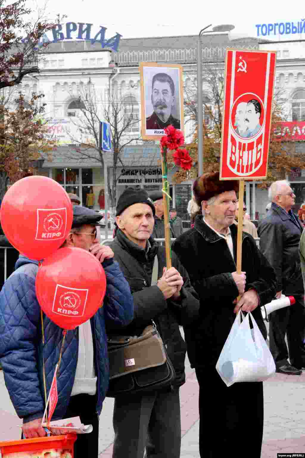 Коммунисты Симферополя &laquo;по зову сердца&raquo; отметили 98-летие Октября, 7 ноября 2015 года