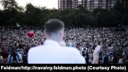 Алексей Навальный выступает на митинге в Екатеринбурге 