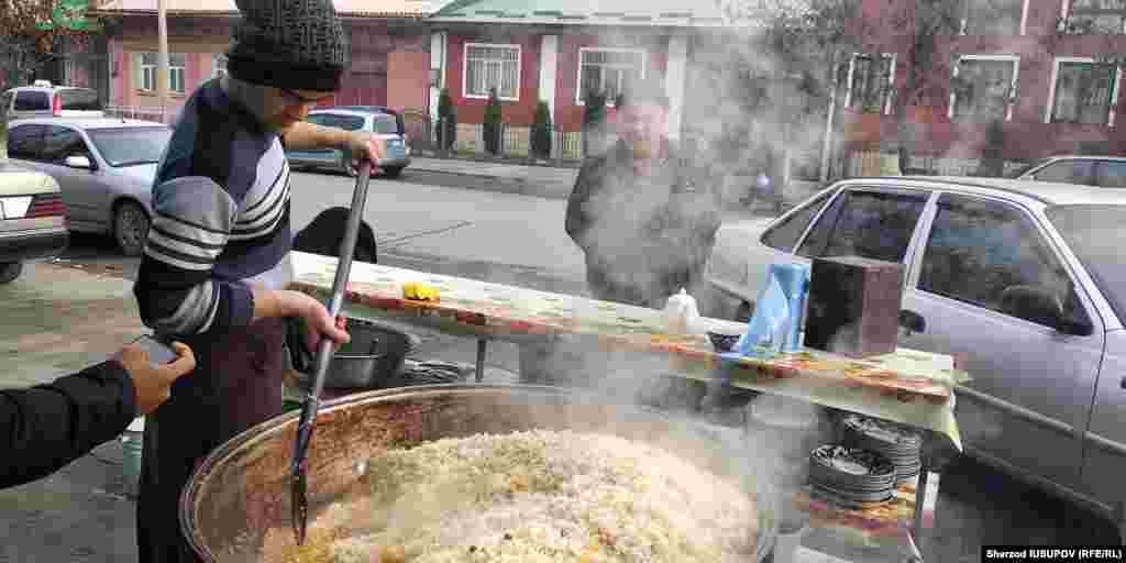 Uzbekistan-Kyrgyzstan-Tashkent plov in Osh