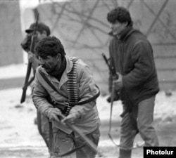 Erməni yaraqlıları azərbaycanlılarla qarşıdurma zamanı, Ermənistanın Azərbaycan sərhədinə yaxın Yerasxavan şəhəri, 1989