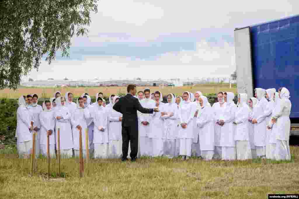 Вопратка павінна быць белая і чыстая. Дзяўчаты, якія прымаюць хрост, апранаюць мэдыцынскія халаты, хлопцы &ndash;белыя кашулі і чорныя нагавіцы. Усе без абутку. &laquo;Так склалася ўжо традыцыйна, &mdash; кажуць пастыры. &mdash; Але вопратка нічога ня значыць&raquo;.