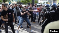 Alexanderplatz майдонида норозилар ва полиция тўқнашуви, полиция аччиқ сув пуркамоқда, 9 май, 2020