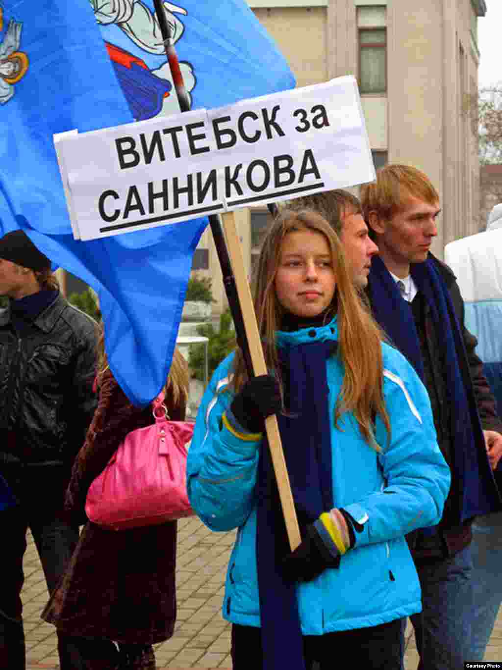 Міхаіл Ермалюк, Менск - 18 лістапада, Кастрычніцкая плошча. Прыхільнікі Андрэя Саньнікава чакаюць яго ля Палацу рэспублікі, дзе праходзіць паседжаньне ЦВК.