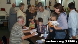 Уладзімер Арлоў падпісвае кнігу аднаму зь нямногіх беларускамоўных школьнікаў Берасьця Францішку Вялічкіну