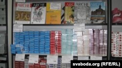 Часопіс «Архэ» на паліцах гарадзенскай крамы, дзе прадаюць канфіскаваныя тавары