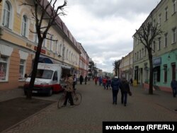 Людзі ходзяць па вуліцы Ленінскай, але ніхто не рызыкуе пачаць