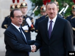 Fransa prezidenti Francois Hollande (solda) həmkarı İlham Əliyevi qarşılayarkən, paris, 27 oktyabr 2014