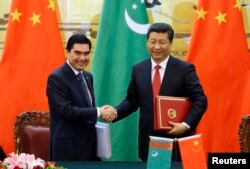 Çin - Türkmənistan prezidenti Gurbanguly Berdymukhamedov (solda)Çin lideri Xi Jinping ilə qaz sazişi imzalayır, Pekin, may, 2014